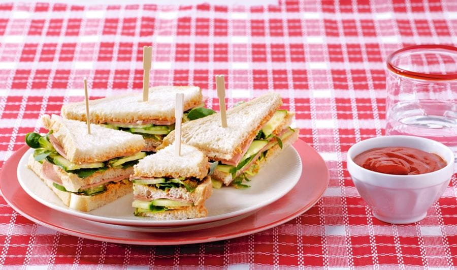 recipe image Broodlaagjes met sla en boterhamworst