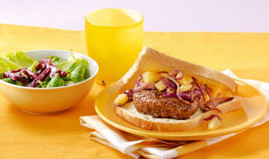 recipe image Tartines garnies d’un steak minute, de salade et de betteraves