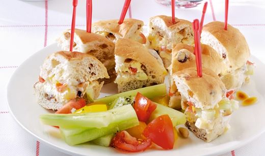 recipe image Petits pains sains à la salade de fromage et de pignons de pin et au concombre