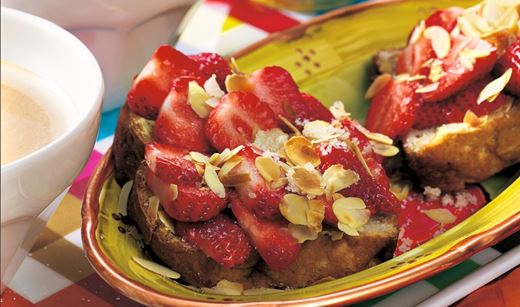 recipe image Suikerbrood met aardbeien en amandelen